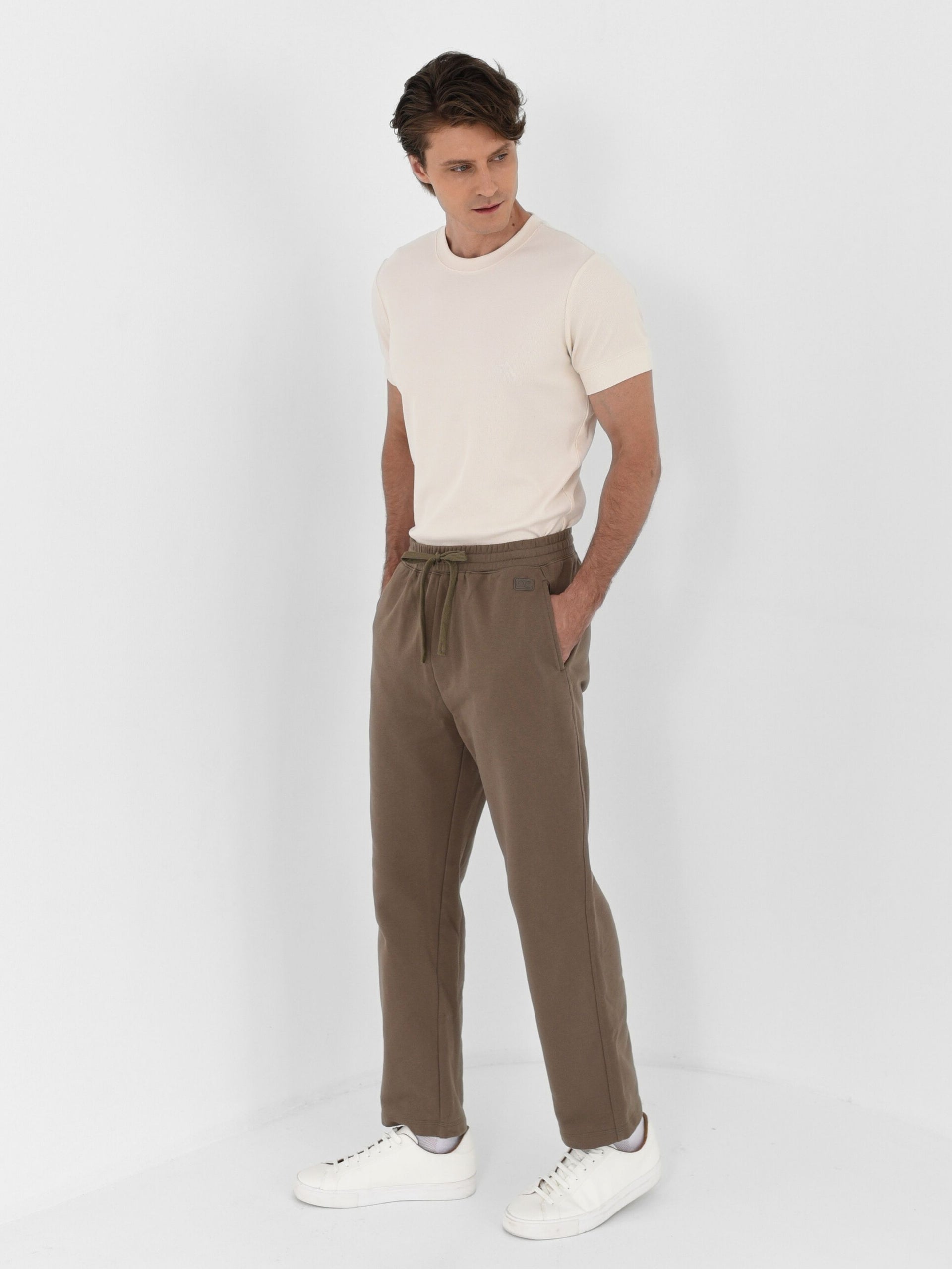 The Straight-leg Pants